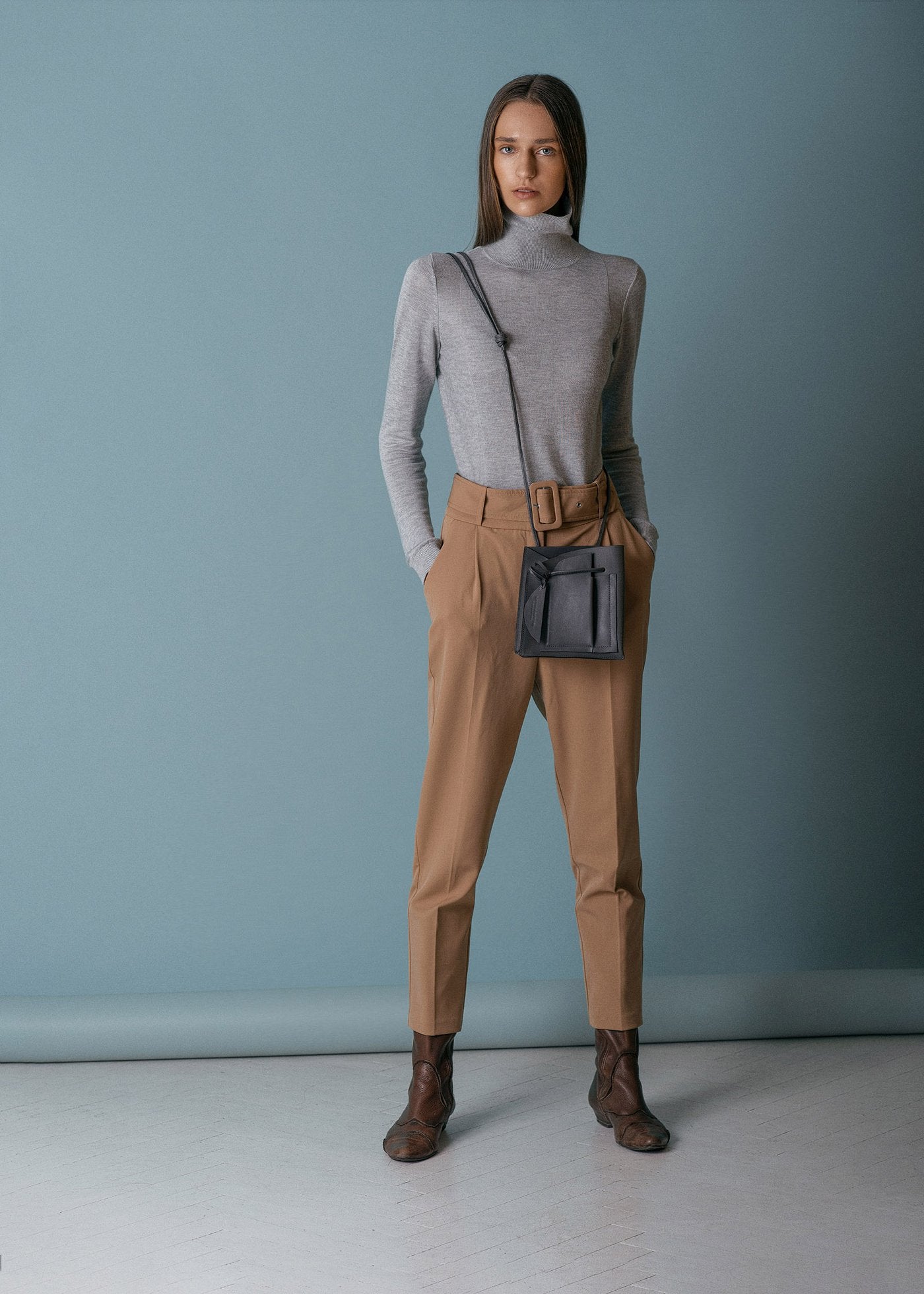 Grey leather bucket bag by Budapest based fashion designer label. Egyedi bőr táska, crossbody.