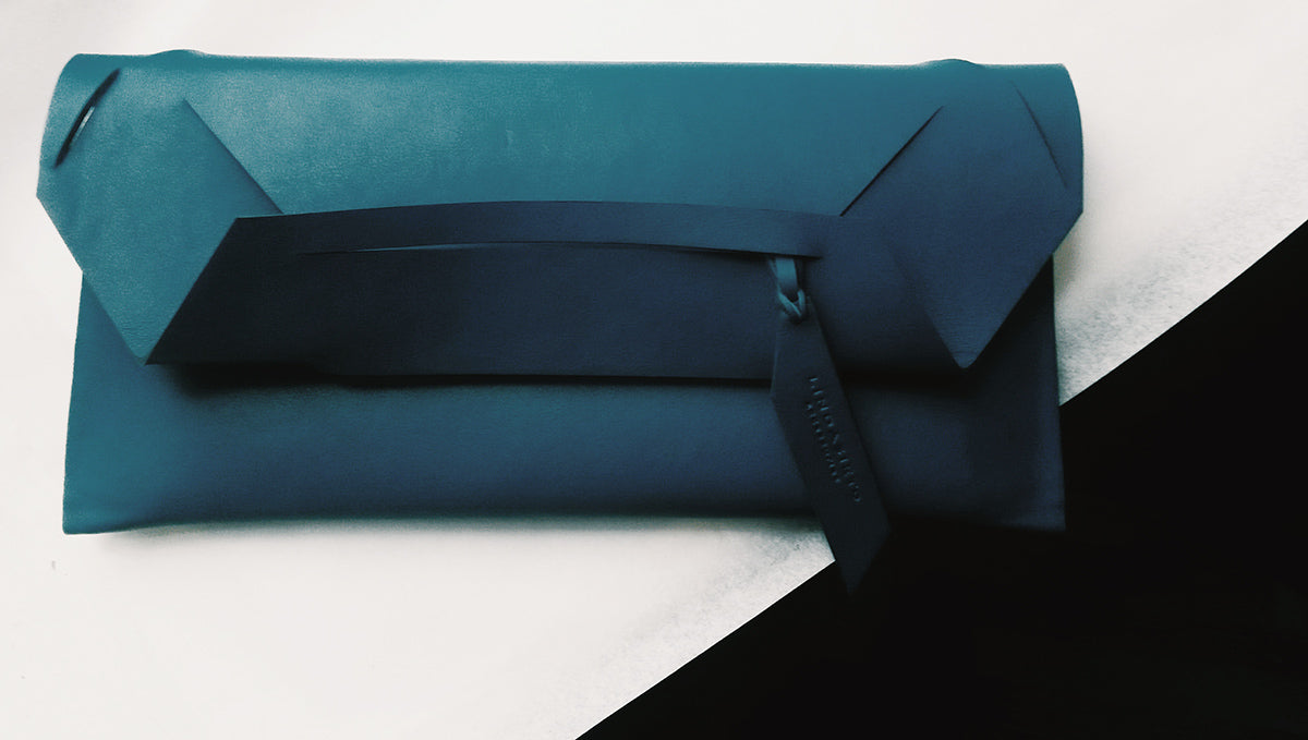 Prémium bőr designer borítéktáska magyar iparművész tervezői táska márka, különleges színek, személyre szabott felirat,monogram, ajándék csomagolás. Italian leather handmade elegant occassion clutch bag, seen on Vogue, unique wrist strap, custom colors, personalized bridal clutch gift, Budapest, EU based fashion brand.