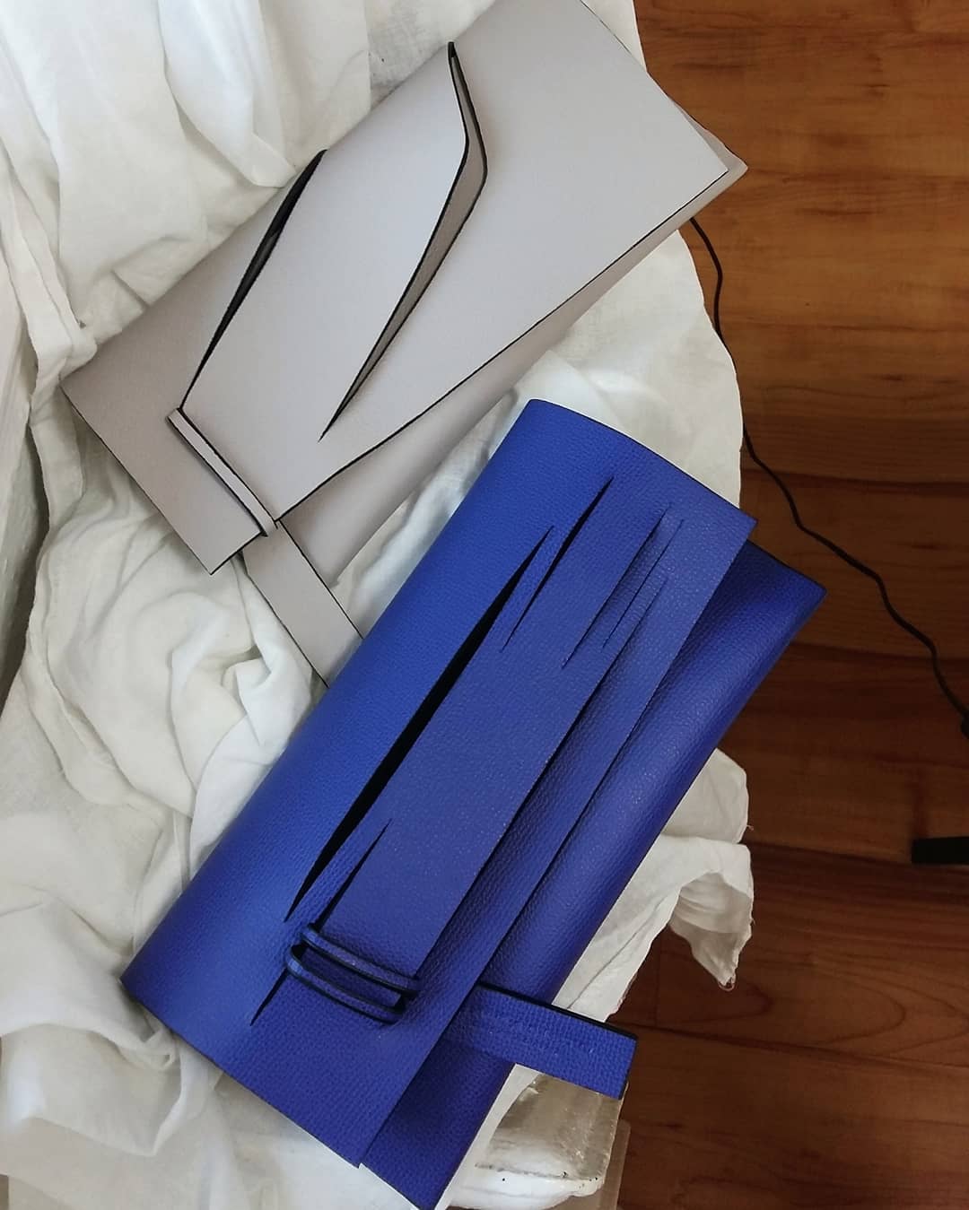 Handmade clutch bag handcrafted from genuine Italian leather, or vegan custom colors, neutral, light taupe handbag, crossbody purse with unique wrist strap by Hungarian, Budapest based designer. Neutrális, taupe választható színű bőr designer borítéktáska, táska, válltáska magyar táskatervező márka.