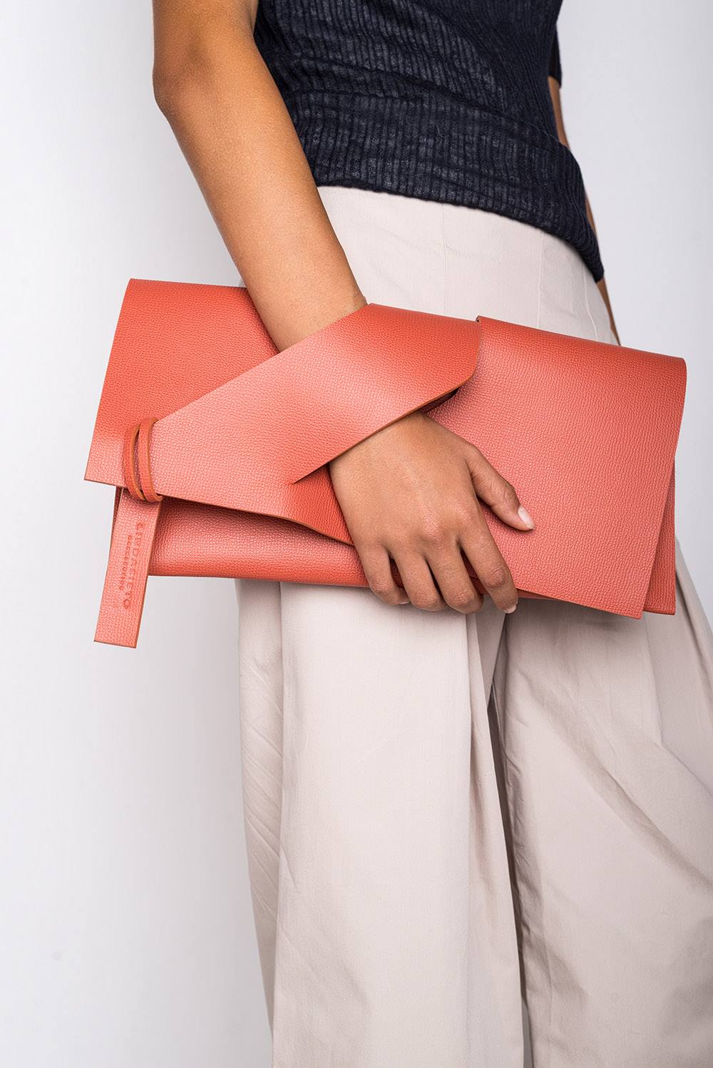 Prémium, narancs színű, bőr designer boríték clutch táska magyar tervezői táska márka, monogrammal. Personalised, orange Italian leather handmade elegant occassion clutch bag, unique wrist strap, wedding clutch gift, Budapest fashion brand.