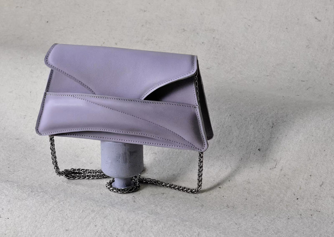 Lindasieto sculptural Link Bag, lilac leather designer clutch on chain purse with unique wrist strap, silver chain strap by Budapest based fashion brand. Egyedi magyar  designer bőr borítéktáska, lila női alkalmi táska, ezüst lánc vállpánttal.