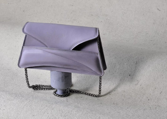 Lindasieto sculptural Link Bag, lilac leather designer clutch on chain purse with unique wrist strap, silver chain strap by Budapest based fashion brand. Egyedi magyar  designer bőr borítéktáska, lila női alkalmi táska, ezüst lánc vállpánttal.