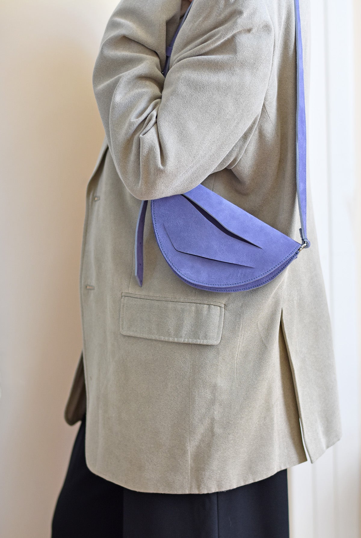 Lila hasított bőr designer borítéktáska, táska, magyar tervező márka. Handmade lilac clutch bag crafted from genuine Italian suede leather, purple amethyst purse, crossbody purse with unique wrist strap by Hungarian, Budapest based designer.