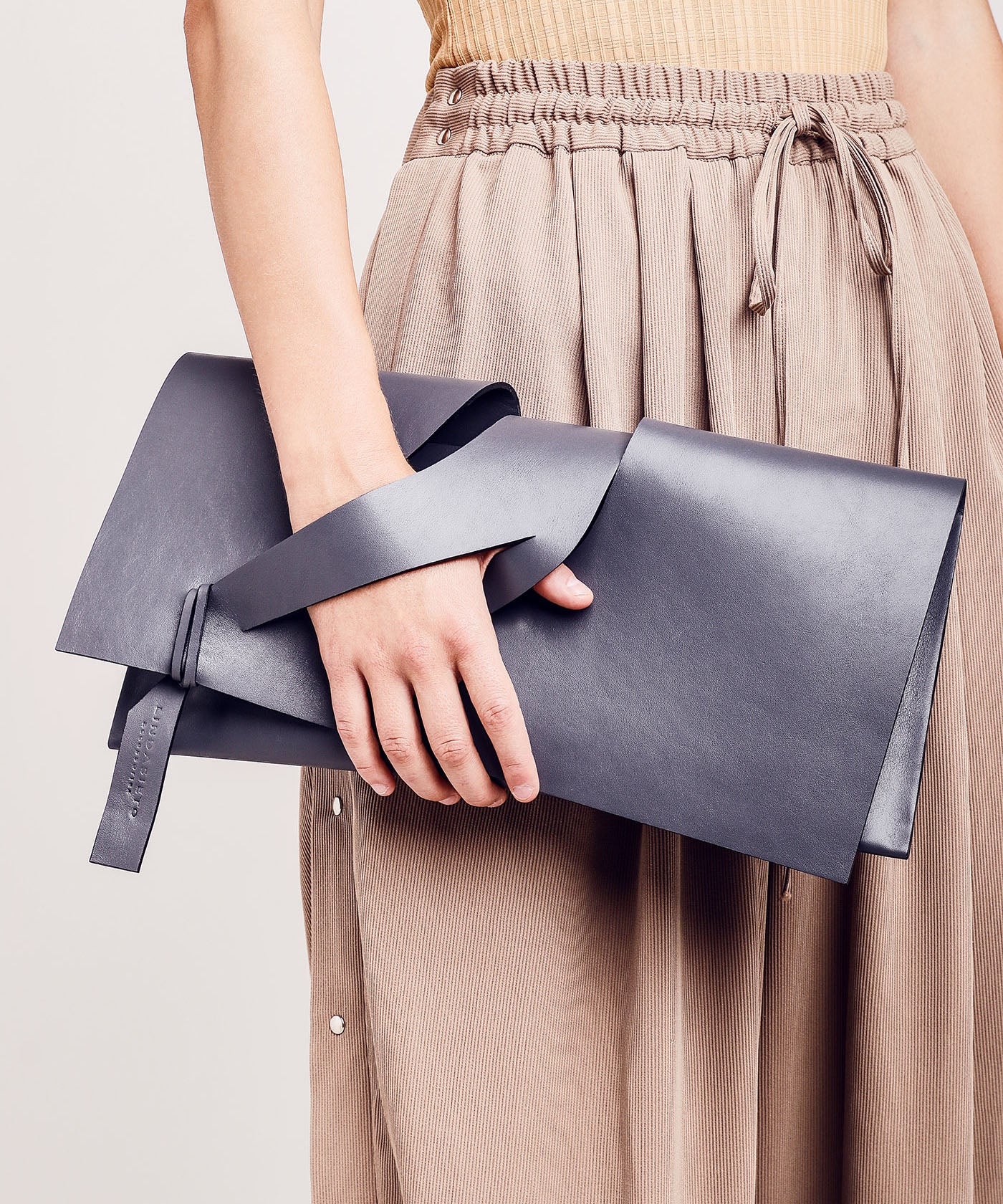 lindasieto magyar designer szürke női bőr alkalmi  esküvői boríték táska diagonal extra grey leather architectural, geometric, wedding clutch bag worn in hand unique wrist strap design