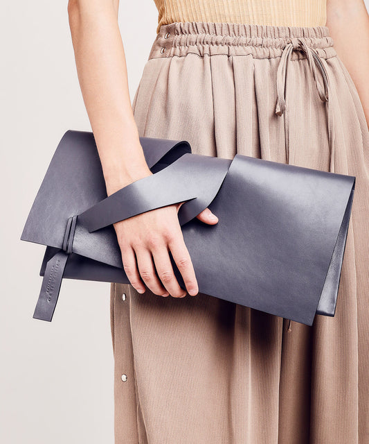 lindasieto magyar designer szürke női bőr alkalmi  esküvői boríték táska diagonal extra grey leather architectural, geometric, wedding clutch bag worn in hand unique wrist strap design