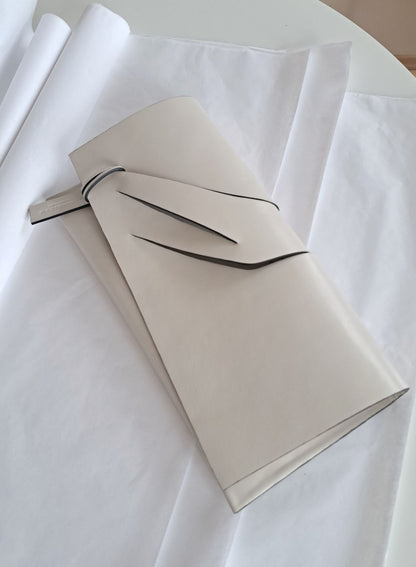 Prémium bőr designer borítéktáska magyar iparművész tervezői táska márka, különleges színek, személyre szabott felirat,monogram, ajándék csomagolás. Italian leather avantgarde off white occassion clutch bag, seen on Vogue, unique wrist strap, custom colors, personalized bridal clutch gift, Budapest, EU based fashion brand.
