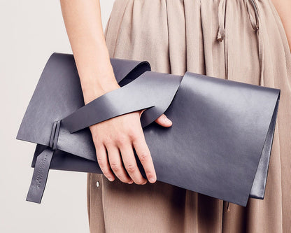 lindasieto magyar designer szürke bőr alkalmi boríték táska diagonal extra grey leather clutch bag worn in hand unique wrist strap design