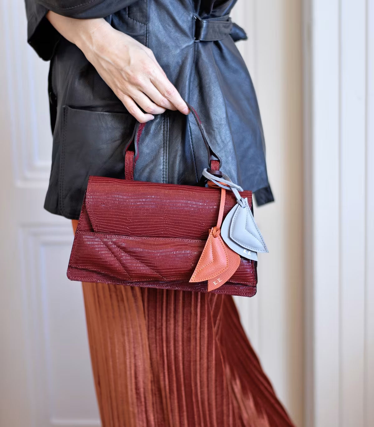 Fenntartható, designer márka, bordó, burgundi, valódi bőr táska, magyar iparművész táskatervező,  prémium olasz bőrök, személyre szabott ajándék felirat /monogram ~
Wine burgundy sustainable, architectural, modern crossbody, top handle bag, structured handbag, crafted in Budapest from Italian leathers.