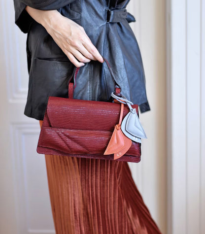 Fenntartható, designer márka, bordó, burgundi, valódi bőr táska, magyar iparművész táskatervező,  prémium olasz bőrök, személyre szabott ajándék felirat /monogram ~
Wine burgundy sustainable, architectural, modern crossbody, top handle bag, structured handbag, crafted in Budapest from Italian leathers.