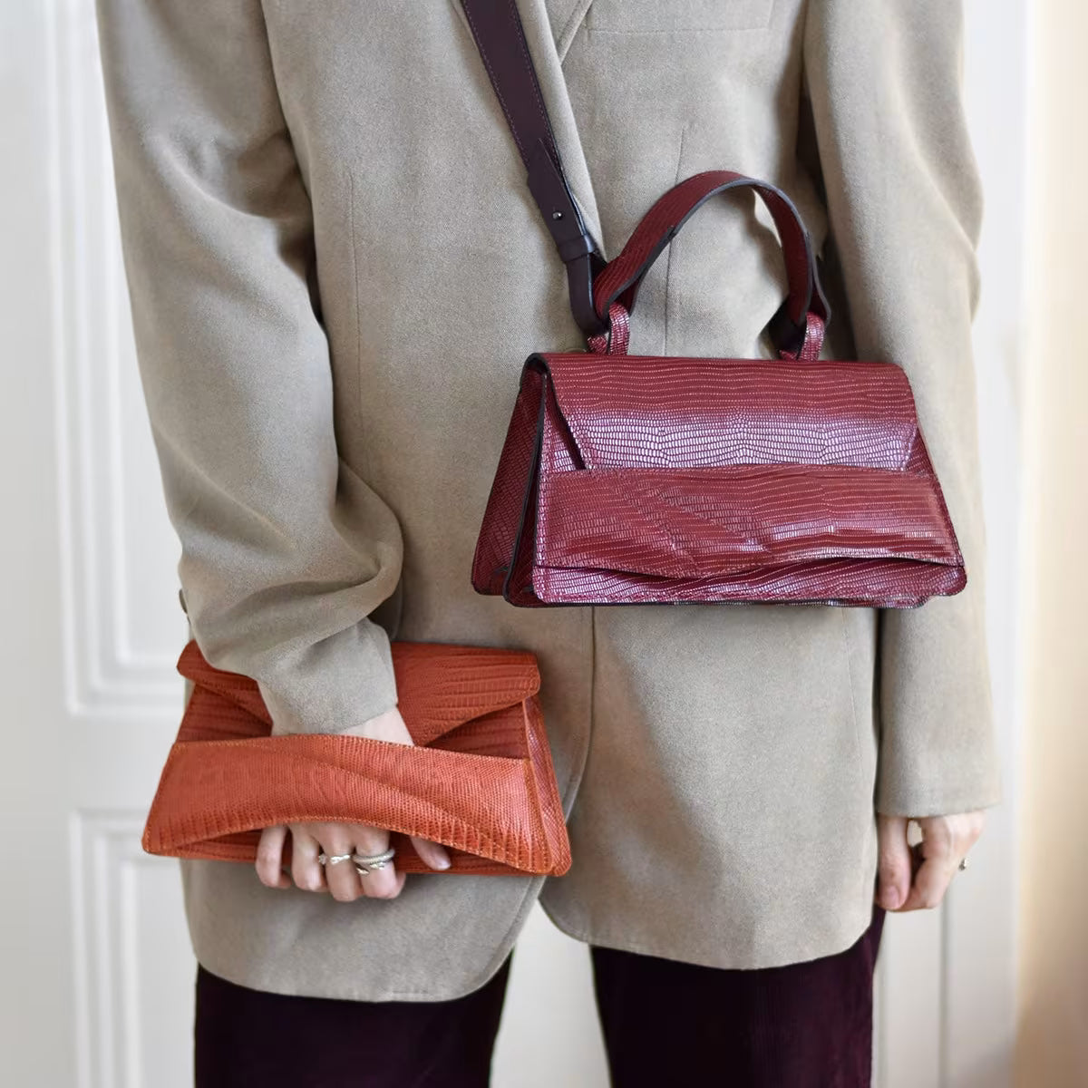 Fenntartható, designer márka, bordó, burgundi, valódi bőr táska, magyar iparművész táskatervező,  prémium olasz bőrök, személyre szabott ajándék felirat /monogram ~
Wine burgundy sustainable, architectural, modern crossbody, top handle bag, structured handbag, crafted in Budapest from Italian leather. 