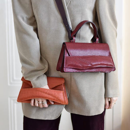 Fenntartható, designer márka, bordó, burgundi, valódi bőr táska, magyar iparművész táskatervező,  prémium olasz bőrök, személyre szabott ajándék felirat /monogram ~
Wine burgundy sustainable, architectural, modern crossbody, top handle bag, structured handbag, crafted in Budapest from Italian leather. 