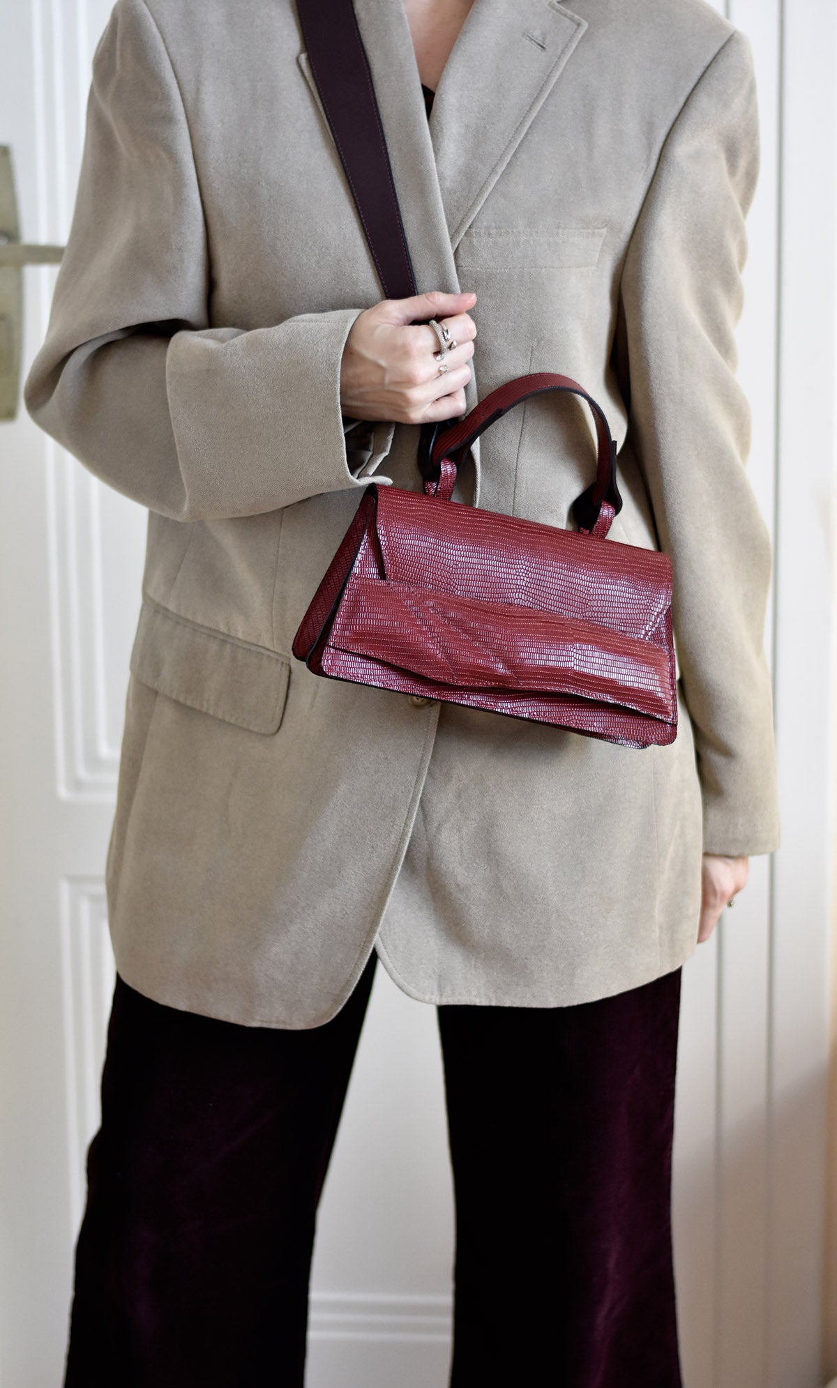 Fenntartható, designer márka, piros bordó bőr táska, 2025 ősz, magyar iparművész táskatervező,  prémium olasz bőrök, személyre szabott ajándék felirat /monogram ~
Sustainable, unique crossbody, top handle bag, handbag, charms, keyring, keychain, Italian leather. Limited numbers, custom colors, personalization, gift wrapped. 