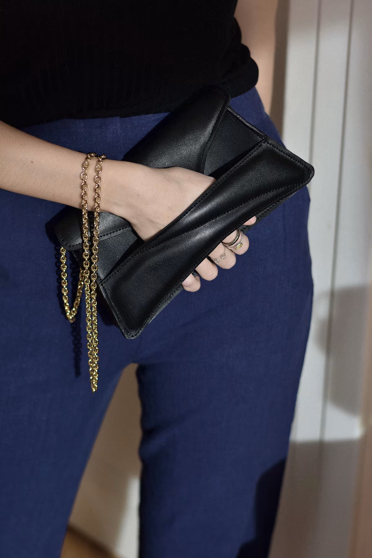 Fekete, bőr, magyar designer borítéktáska, egyedi táska, válltáska, táska tervező márka. Handmade clutch bag from genuine Italian leather, custom colors, black handbag, crossbody purse, gold chain, with unique wrist strap by Hungarian, Budapest based designer. 