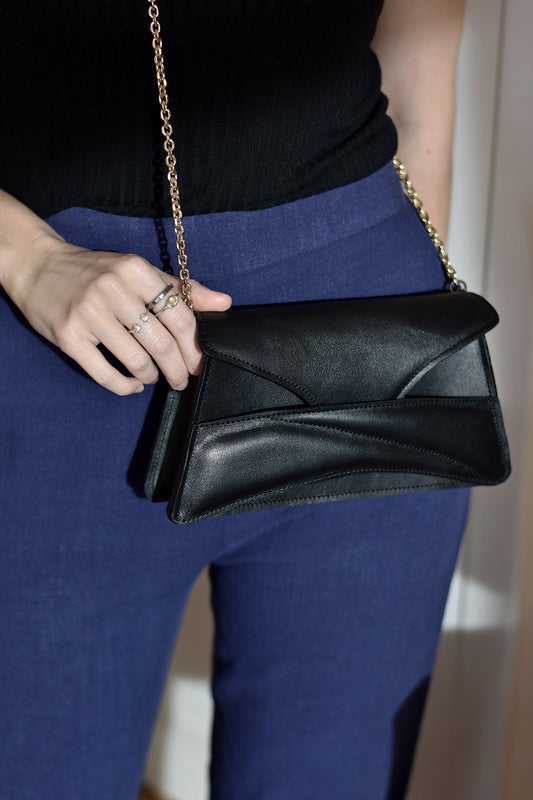 Handmade clutch bag from genuine Italian leather, custom colors, black handbag, crossbody purse with unique wrist strap by Hungarian, Budapest based designer. Fekete, választható színű bőr designer borítéktáska, egyedi táska, válltáska magyar táskatervező márka.