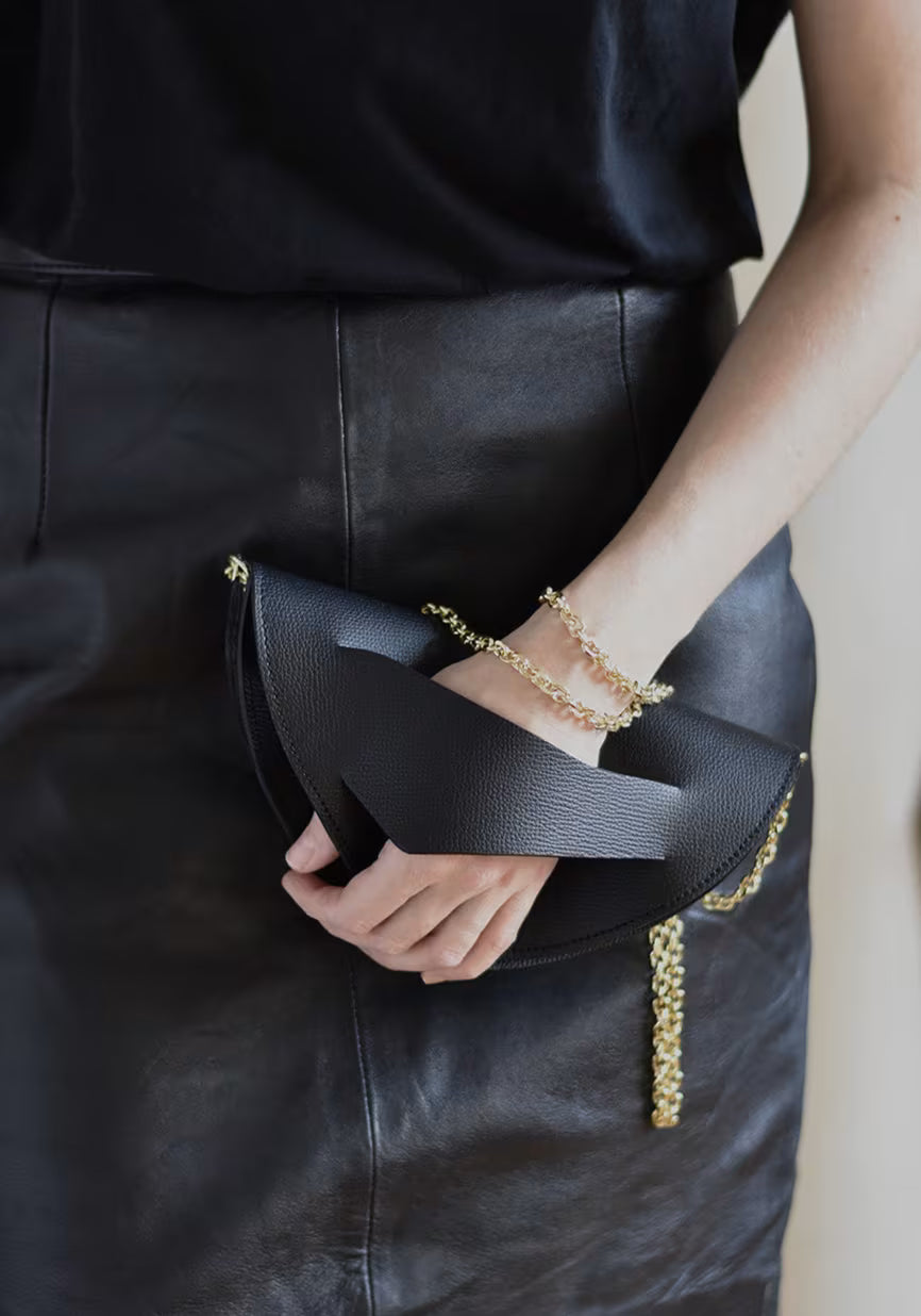 Fekete bőr magyar designer táska, válltáska, tervezői márka. Handmade clutch bag, genuine Italian leather, custom colors, black handbag, crossbody purse with unique wrist strap by Hungarian, Budapest based designer. 