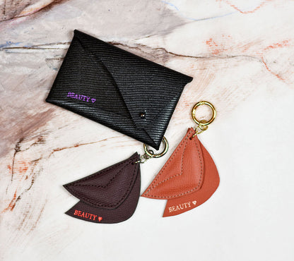 Fenntartható, designer márka, egyedi bőr szív charm, kulcstartó / táska dísz, magyar iparművész táskatervező,  prémium olasz bőrök, személyre szabott ajándék felirat /monogram ~
Personalised leather abstract heart bag charms, key ring, key chain made with love from our leather dead stock archive. Limited numbers, custom colours, personalization,  gift wrapped.