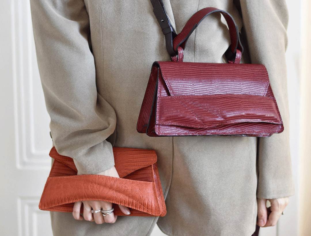 Magyar designer piros, bordó kék és barna olasz bőr táskák, elegáns design. Dark red burgundy, blue and beige leather personalised handbags with sculptural wrist straps, handcrafted from Italian leathers.