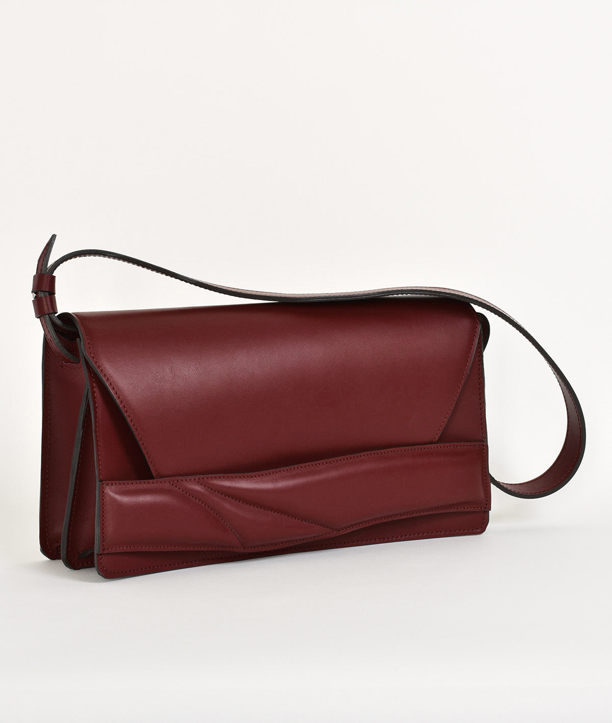 Handmade clutch bag handcrafted from genuine Italian leather, custom colors, black red burgundy garnet wine handbag, crossbody purse with unique wrist strap by Hungarian, Budapest based designer. Fekete, bordó választható színű bőr designer borítéktáska, táska, válltáska magyar táskatervező márka.