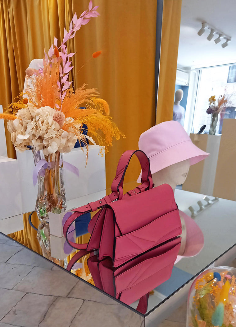 Prémium bőr lindasieto designer táska magyar márka, Margot Budapest, designer multibrand store, tervezői üzlet, fenntartható divat. Seen on Vogue, Hungarian designer brand, leather bag with unique wrist strap.