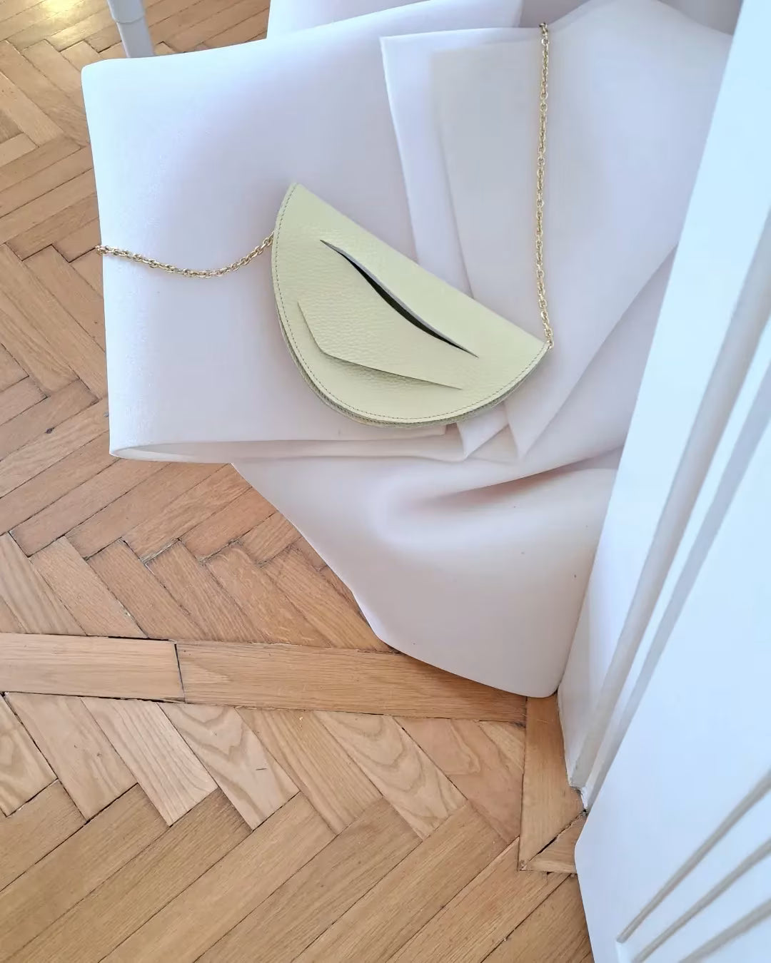 Premium leather contemporary handbag, pastel yellow Dune clutch to shoulder bag, crafted by Budapest based fashion brand. Vaj pasztell sárga, valódi bőr designer alkalmi táska, 2026 tavaszi színek, magyar tervezői válltáska.