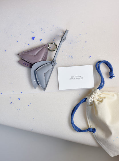 Fenntartható, designer márka, egyedi bőr szív charm, kulcstartó / táska dísz, magyar iparművész táskatervező,  prémium olasz bőrök, személyre szabott ajándék felirat /monogram ~
Personalised leather abstract heart bag charms, key ring, key chain made with love from our leather dead stock archive. Limited numbers, custom colours, personalization,  gift wrapped.