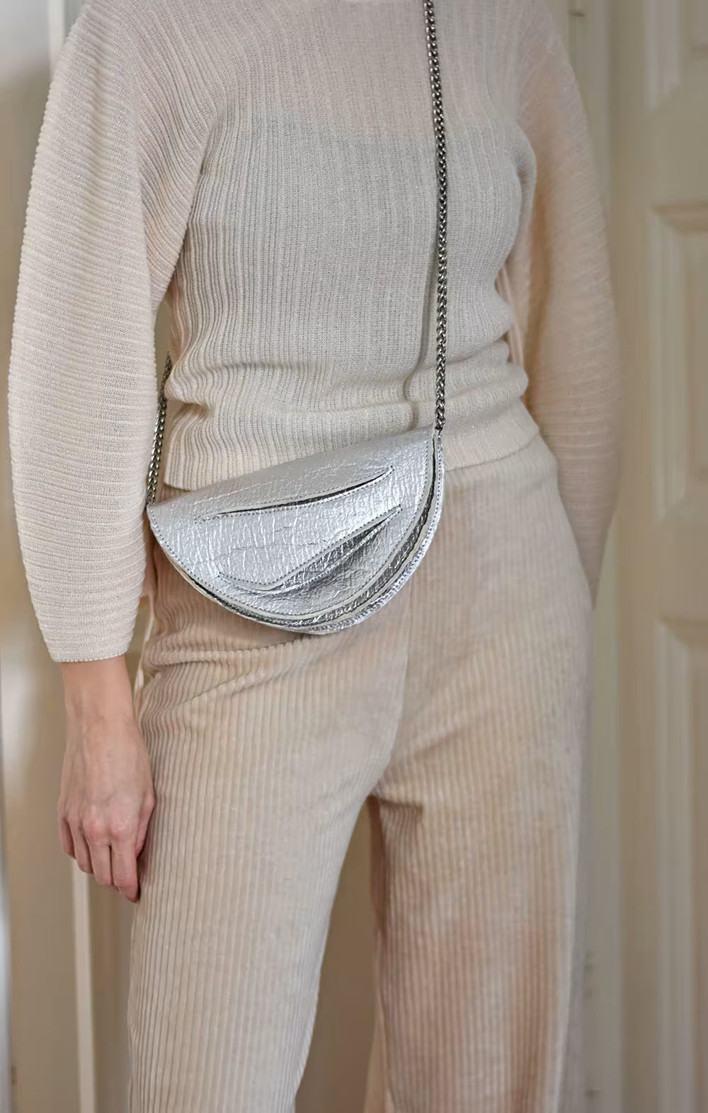 Handmade bridal,wedding clutch bag handcrafted from plant-based,vegan material, custom colors,elegant,white,silver, pink handbag, crossbody purse with unique wrist strap,anniversary gift by Budapest,EU based designer. Elegáns, egyedi, vegán designer borítéktáska, menyasszonyi táska, válltáska magyar táskatervező márka.