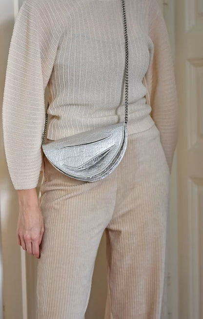 Handmade bridal,wedding clutch bag handcrafted from plant-based,vegan material, custom colors,elegant,white,silver, pink handbag, crossbody purse with unique wrist strap,anniversary gift by Budapest,EU based designer. Elegáns, egyedi, vegán designer borítéktáska, menyasszonyi táska, válltáska magyar táskatervező márka.