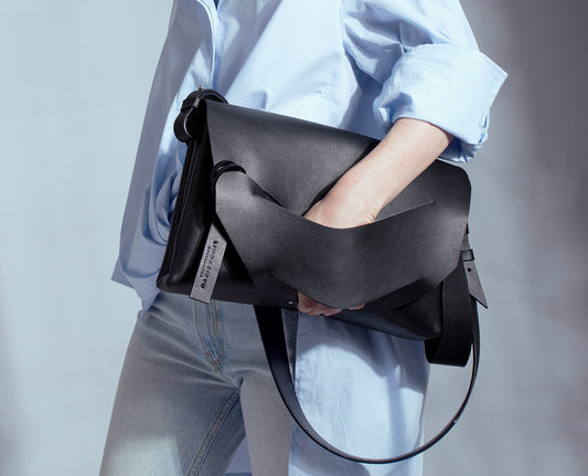 Magyar designer bőr válltáska, táska, magyar táskatervező, márka. Handmade black Italian genuine leather sculptural handbag, crossbody, oversize, soft clutch bag with unique wrist strap by Hungarian, Budapest based designer.