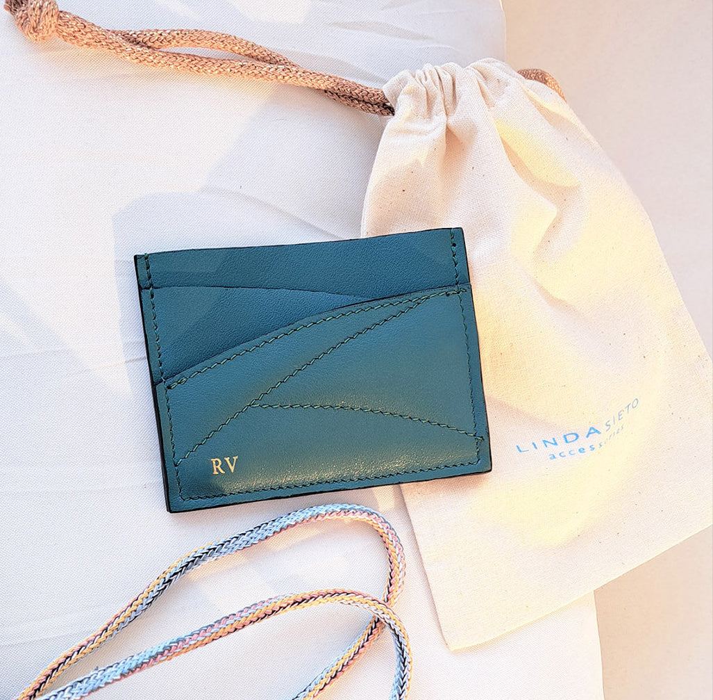 Prémium bőr designer borítéktáska magyar iparművész tervezői táska márka, különleges színek, személyre szabott felirat,monogram, ajándék csomagolás. Italian leather handmade elegant occassion clutch bag, seen on Vogue, unique wrist strap, custom colors, personalized bridal clutch gift, Budapest, EU based fashion brand.