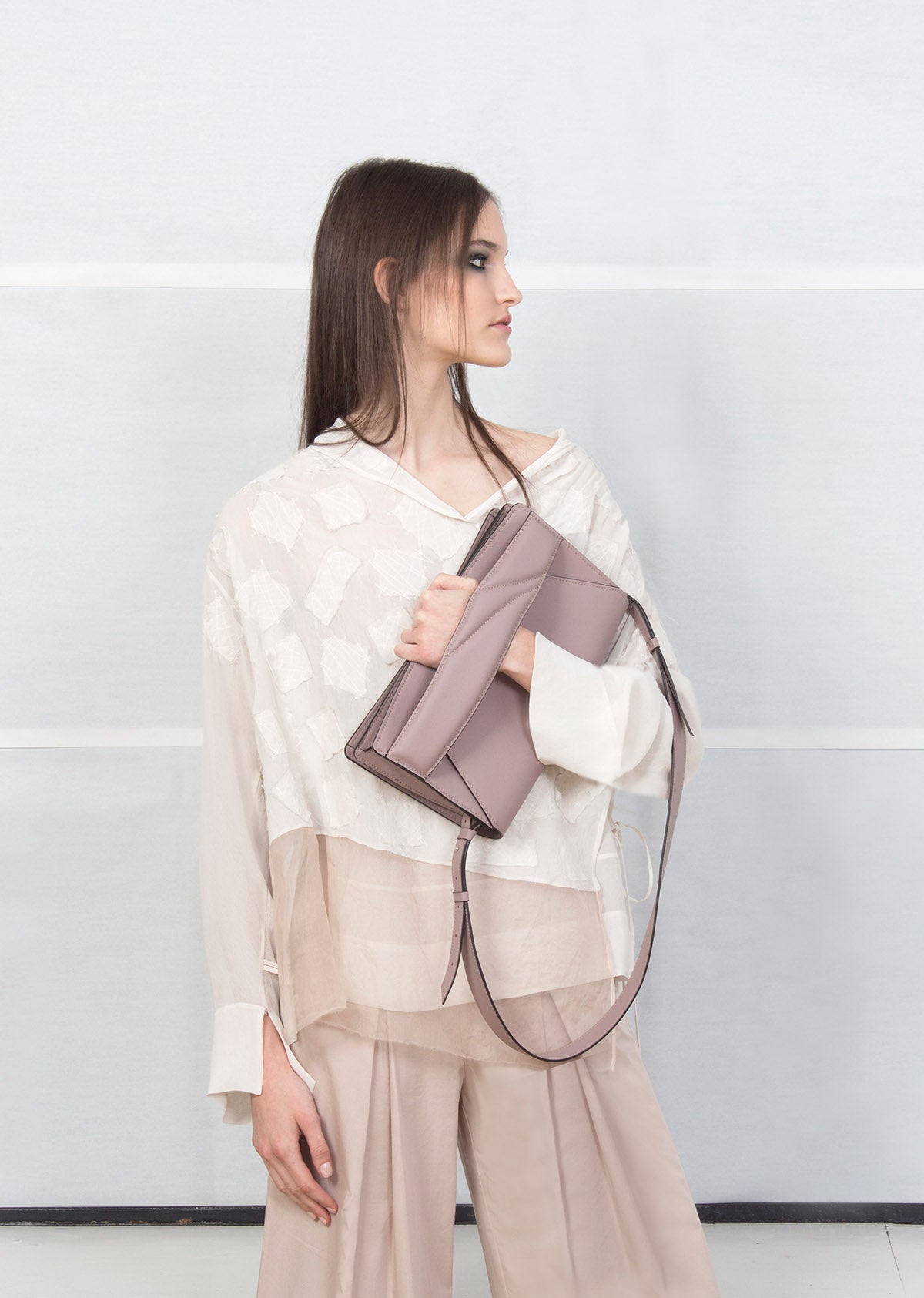 Handmade taupe leather handbag, shoulder bag with unique wrist strap by Hungarian, Budapest based designer. Magyar designer bőr táska, crossbody, táskatervező márka.