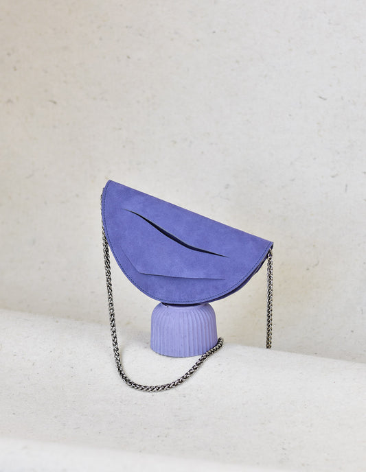 lila dune bag magyar designer bőr karácsonyi alkalmi táska, ajándék ötlet lindasieto. lilac leather halfmoon clutch to crossbody bag, unique wrist strap, from holiday, evening collection