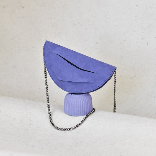 lila dune bag magyar designer velúr suede bőr alkalmi táska, ajándék ötlet lindasieto. lilac leather halfmoon clutch to crossbody bag, unique wrist strap, from holiday, evening collection
