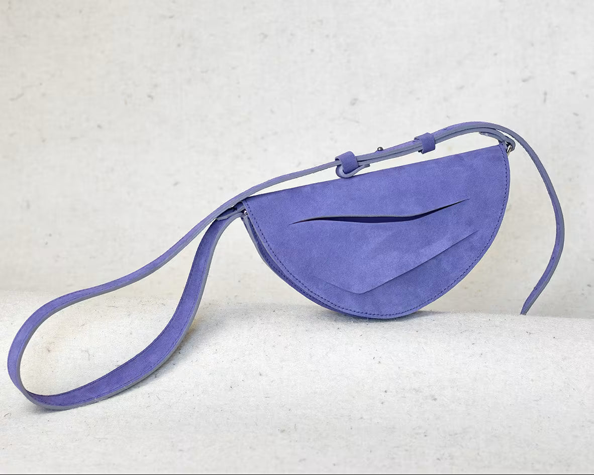 Lila hasított bőr designer borítéktáska, táska, magyar tervező márka. Handmade lilac clutch bag crafted from genuine Italian suede leather, purple amethyst purse, crossbody purse with unique wrist strap by Hungarian, Budapest based designer.