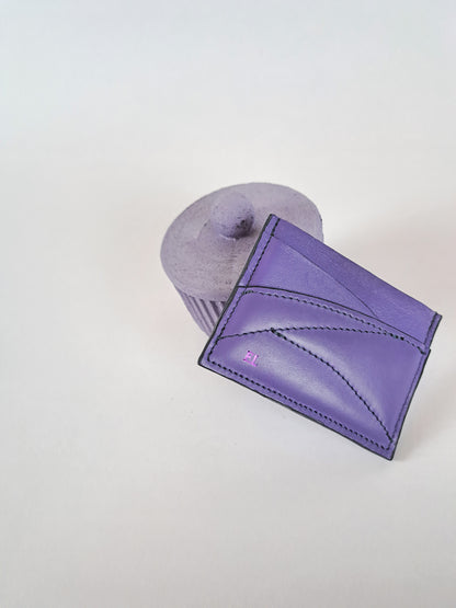 Colourful, purple leather cardholder wallet with quilted design, with monogram customization in metallic foil lettering. Bőr kártyatartó magyar tervezőtől, egyedi organikus forma, egyéni felirattal, monogram metál lila színben. 