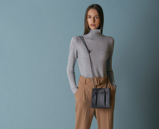 Lindasieto szürke magyar designer bőr crossbody táska. Grey leather bucket bag by Budapest based fashion brand.