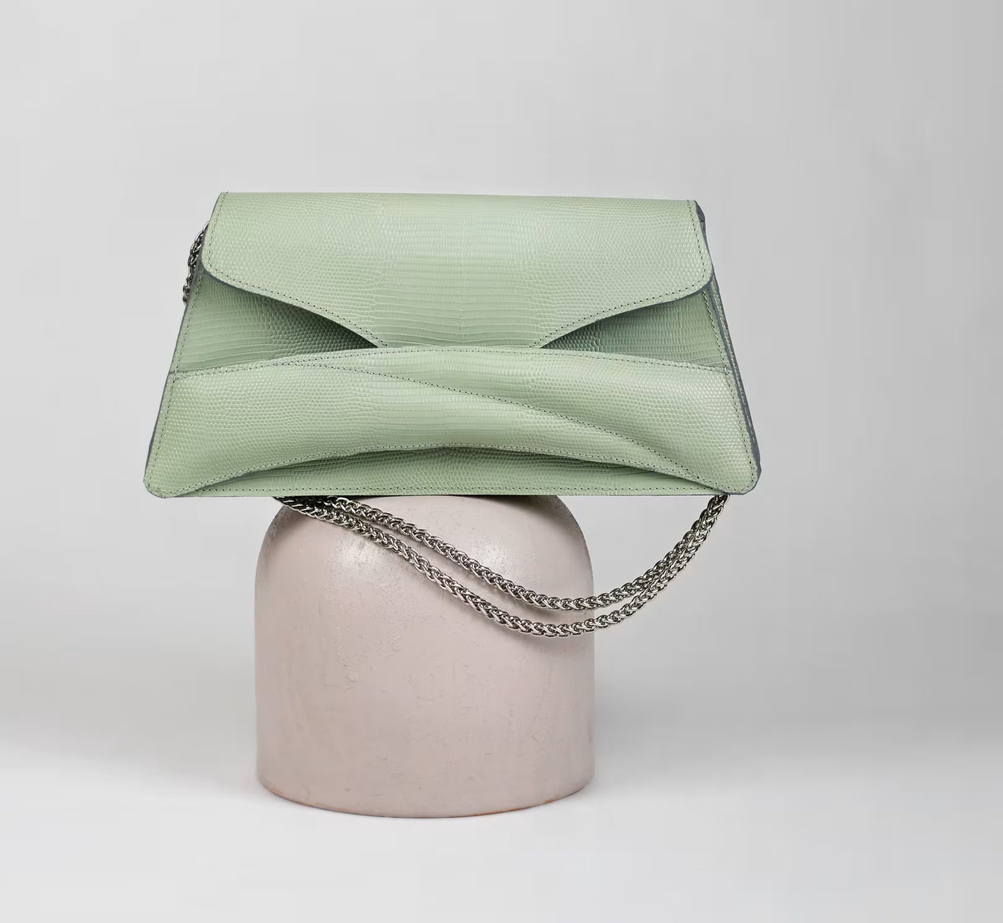 Lindasieto The Decisive Link Bag, melon green, designer, sculptural leather clutch to crossbody bag, contemporary purse with unique wrist strap on silver chain strap by Budapest based fashion brand. Egyedi, magyar valódi bőr elegáns táska, zöld női designer alkalmi válltáska, ezüst lánc pánttal.