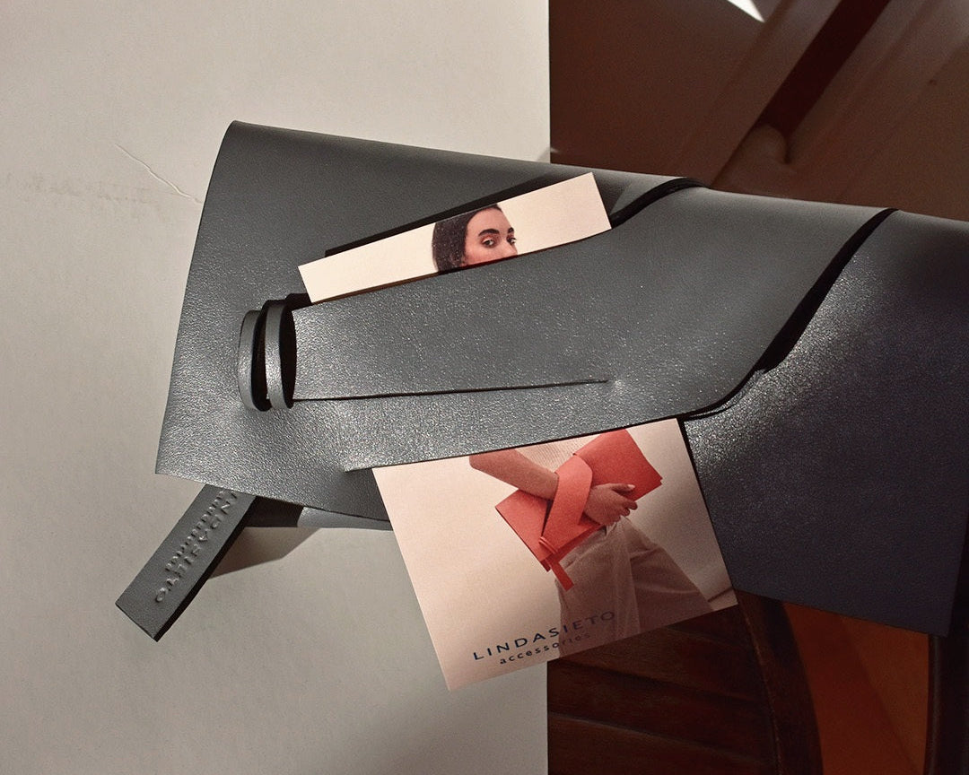 Prémium bőr designer boríték táska magyar iparművész tervezői táska márka, különleges színek, személyre szabott felirat,monogram, ajándék csomagolás. Italian leather avantgarde grey occassion clutch bag, seen on Vogue, unique wrist strap, custom colors, personalized bridal clutch gift, Budapest, EU based fashion brand.
