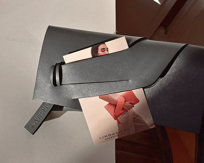 Prémium bőr designer boríték táska magyar iparművész tervezői táska márka, különleges színek, személyre szabott felirat,monogram, ajándék csomagolás. Italian leather avantgarde grey occassion clutch bag, seen on Vogue, unique wrist strap, custom colors, personalized bridal clutch gift, Budapest, EU based fashion brand.