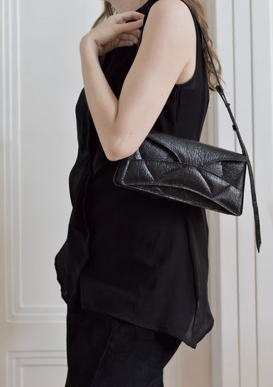 avantgarde black enigmatic heart plant based clutch baguette bag budapest fashion designer brand magyar designer vegán bőr táska