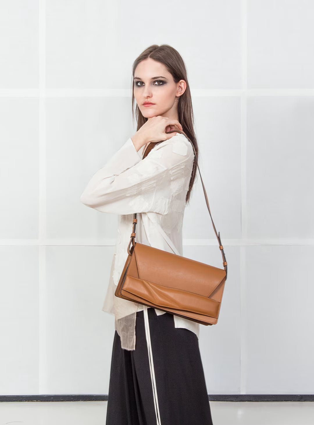 Barna bőr magyar designer táska, válltáska, tervezői márka. Handmade clutch bag, genuine Italian leather, custom colors, brown handbag, crossbody purse with unique wrist strap by Hungarian, Budapest based designer brand.