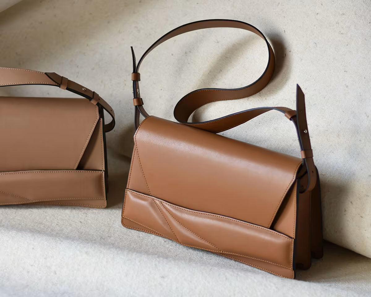 Barna bőr magyar designer táska, válltáska, tervezői márka. Handmade clutch bag, genuine Italian leather, custom colors, brown handbag, crossbody purse with unique wrist strap by Hungarian, Budapest based designer brand.