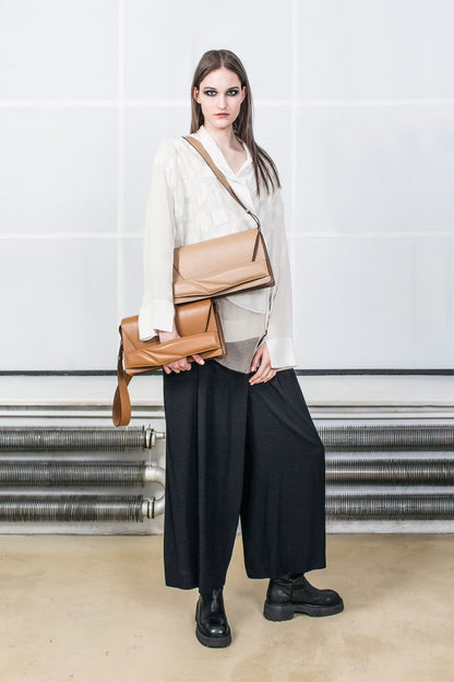 Barna bőr magyar designer táska, válltáska, tervezői márka. Handmade clutch bag, genuine Italian leather, custom colors, brown handbag, crossbody purse with unique wrist strap by Hungarian, Budapest based designer brand.