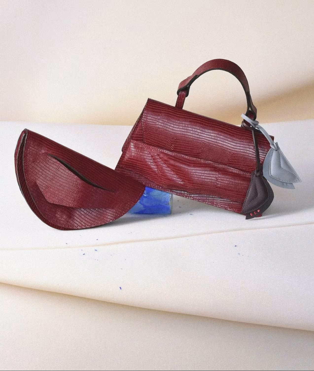 Fenntartható, designer márka, bordó, burgundi, valódi bőr táska, magyar iparművész táskatervező,  prémium olasz bőrök, személyre szabott ajándék felirat /monogram ~
Wine burgundy sustainable, architectural, modern crossbody, top handle bag, crescent handbag, crafted in Budapest from Italian leather. 