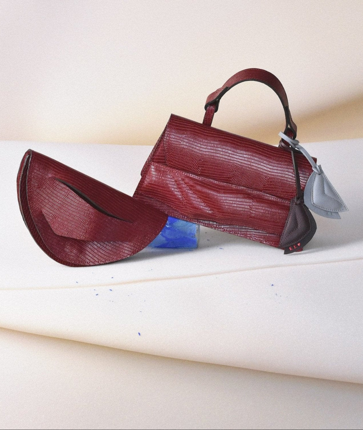 Fenntartható, designer márka, bordó, burgundi, valódi bőr táska, magyar iparművész táskatervező,  prémium olasz bőrök, személyre szabott ajándék felirat /monogram ~
Wine burgundy sustainable, architectural, modern crossbody, top handle bag, crescent handbag, crafted in Budapest from Italian leather. 