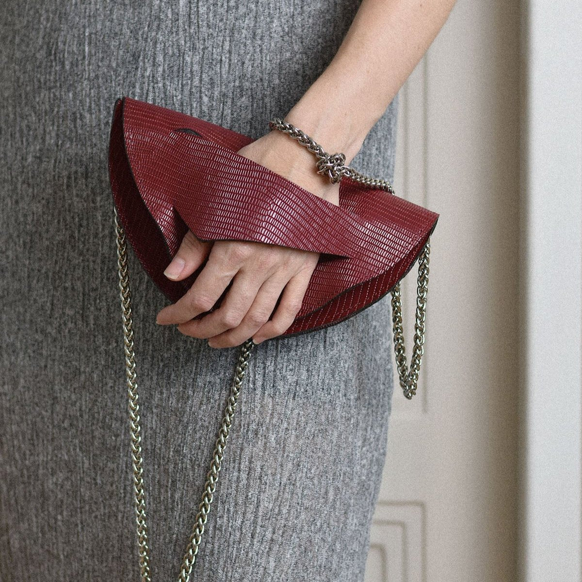 Limitált szérias bordó piros bőr táska, borítéktáska kézben viselve, prémium olasz bordó bőr. Dark red leather clutch to crossbody bag worn in hand by unique wrist strap.