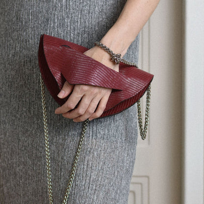 Limitált szérias bordó piros bőr táska, borítéktáska kézben viselve, prémium olasz bordó bőr. Dark red leather clutch to crossbody bag worn in hand by unique wrist strap.