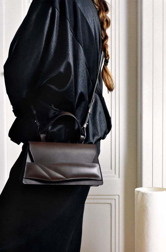 magyar designer csokolade barna bőr táska, budapest design week. dark chocolate brown italian nappa leather , quiet luxury mini balance bag by Budapest based brand