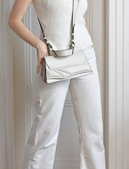 Magyar designer bőr crossbody táska, egyedi, női, uniszex, iparművész válltáska, különleges színekben, személyre szabott monogram, ajándék csomagolással. Handmade genuine leather crossbody bag by Budapest based fashion designer, unique wrist strap handle, gift wrap available. Limited quantities, ethical production.