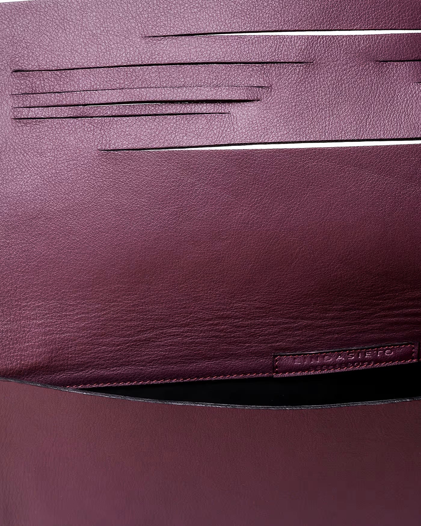 Modern, sculptural minimalist clutch bag handcrafted from premium Italian leather, dark red burgundy garnet wine red handbag, purse with unique wrist strap by Hungarian, Budapest based designer Lindasieto. Bordó választható színű bőr designer borítéktáska, táska, magyar tervezői márka.
