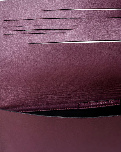 Modern, sculptural minimalist clutch bag handcrafted from premium Italian leather, dark red burgundy garnet wine red handbag, purse with unique wrist strap by Hungarian, Budapest based designer Lindasieto. Bordó választható színű bőr designer borítéktáska, táska, magyar tervezői márka.